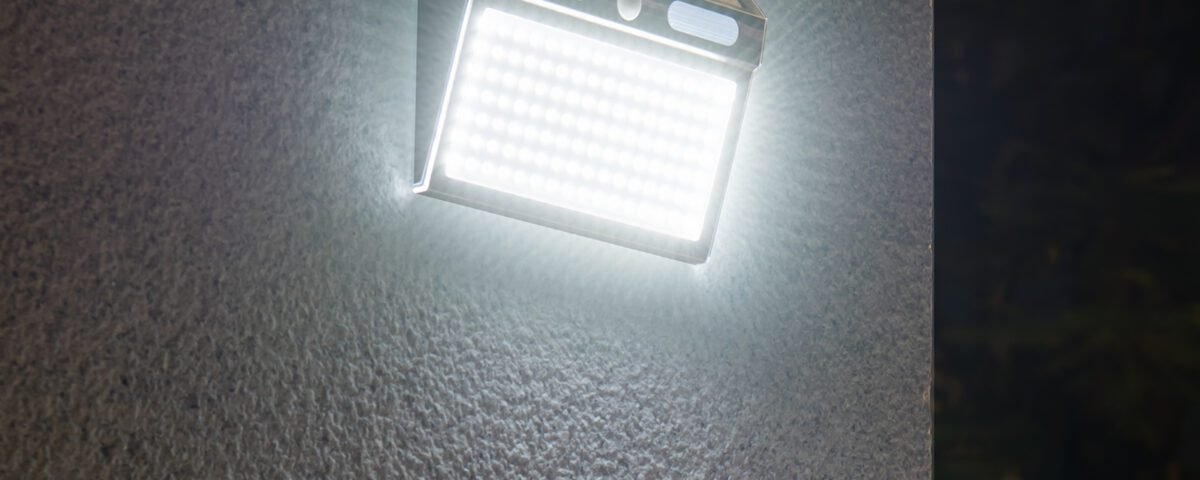 Solar motion sensor wall light 112 LED – super bright
