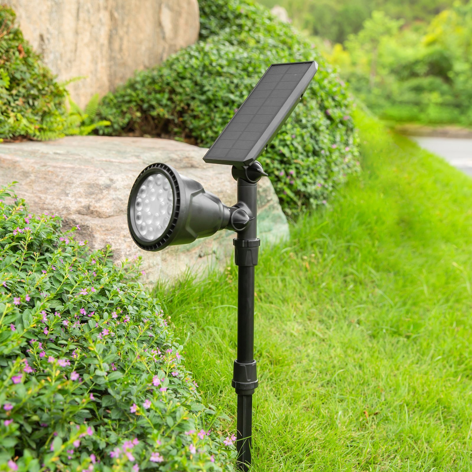 كشاف شمسي 18 LED – منظر كامل للكشاف – installed spotlight in ground 02