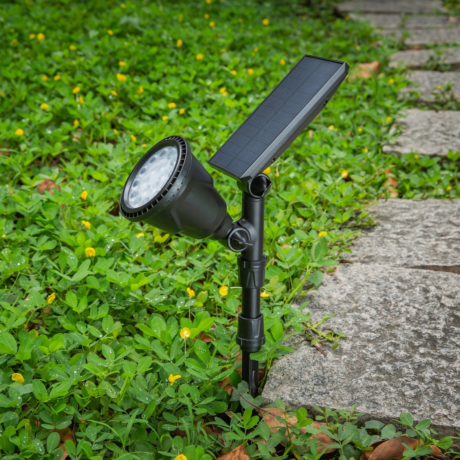 كشاف شمسي 18 LED – منظر كامل للكشاف – installed spotlight in ground 04