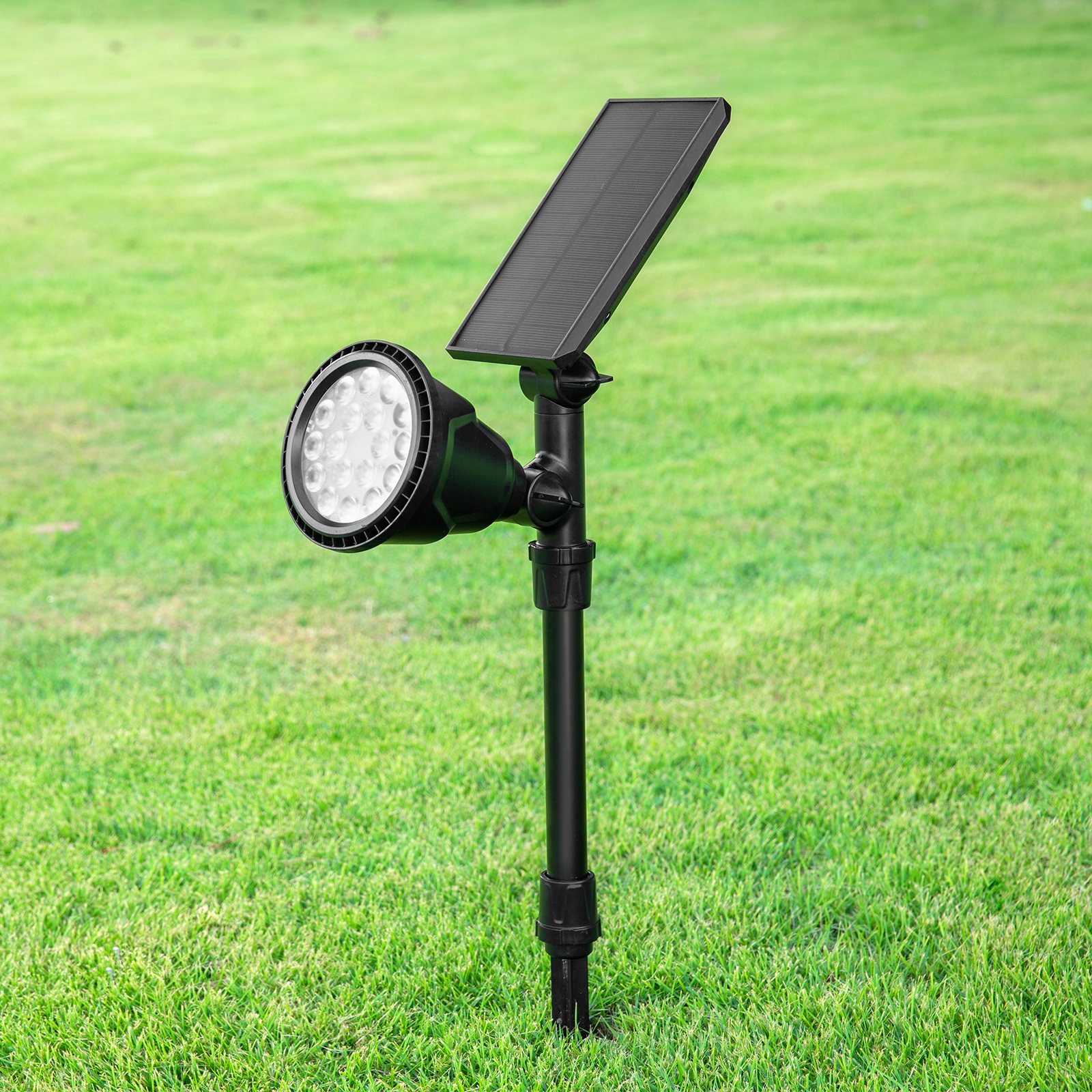 كشاف شمسي 18 LED – منظر كامل للكشاف – installed spotlight in ground 05