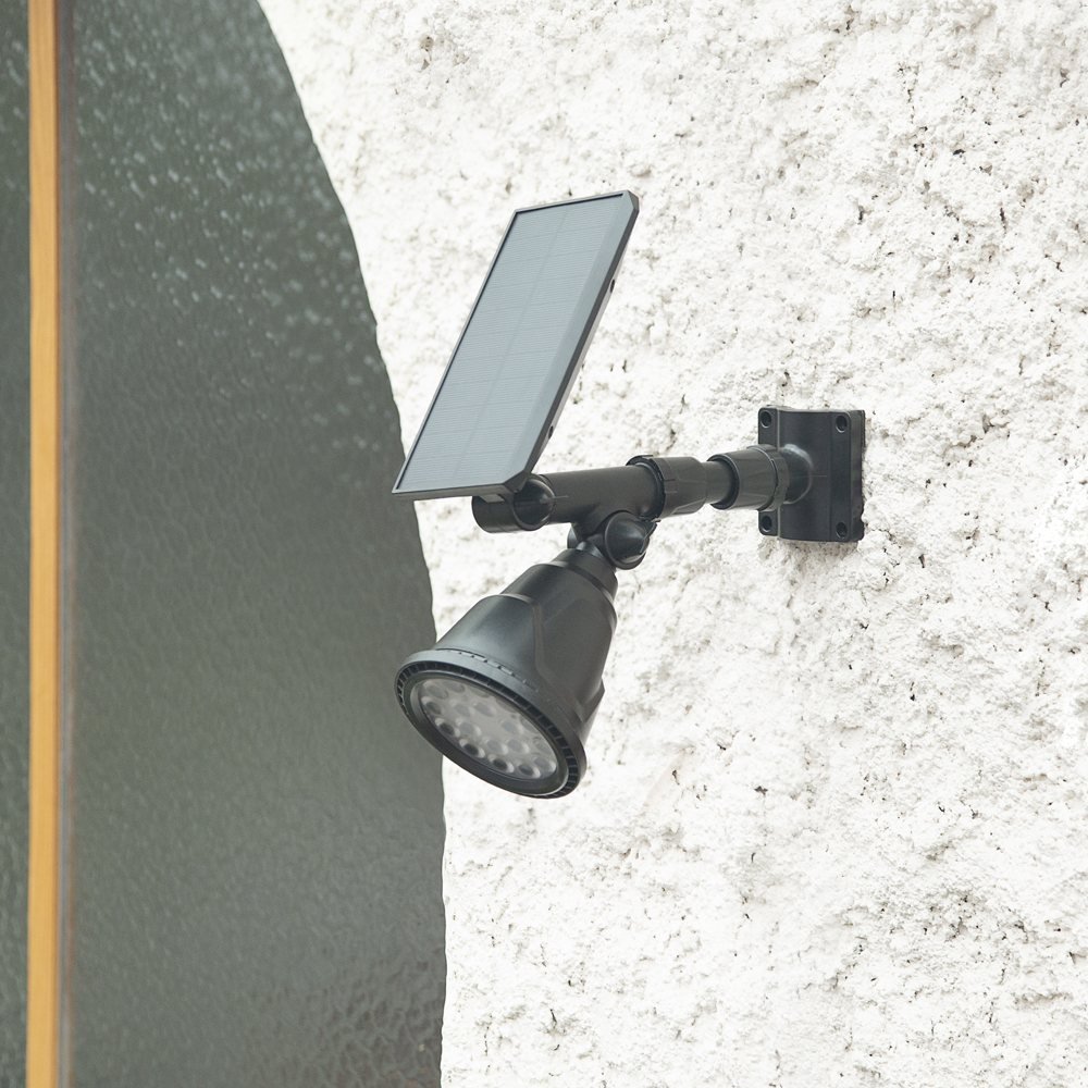 كشاف شمسي 18 LED – منظر كامل للكشاف – installed spotlight wall mount 01