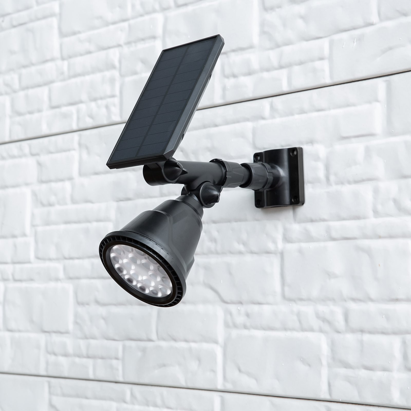 كشاف شمسي 18 LED – منظر كامل للكشاف – installed spotlight wall mount 02